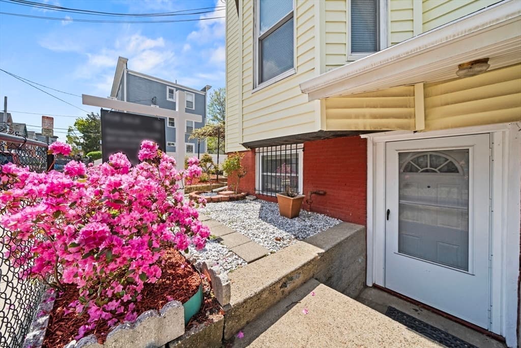 29 Hanson St # 1, Somerville MA 02143