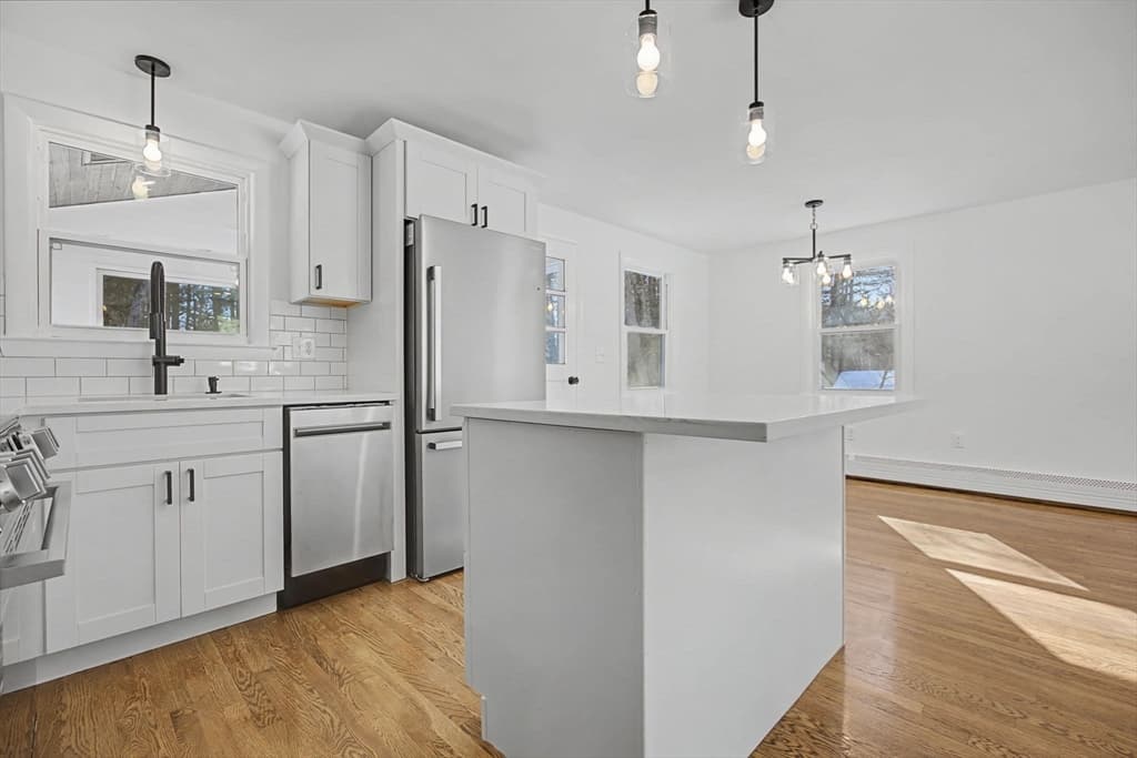 Single Family Residence at 12 Davis Road, Merrimack NH 03054, Merrimack, photo 5 of 31