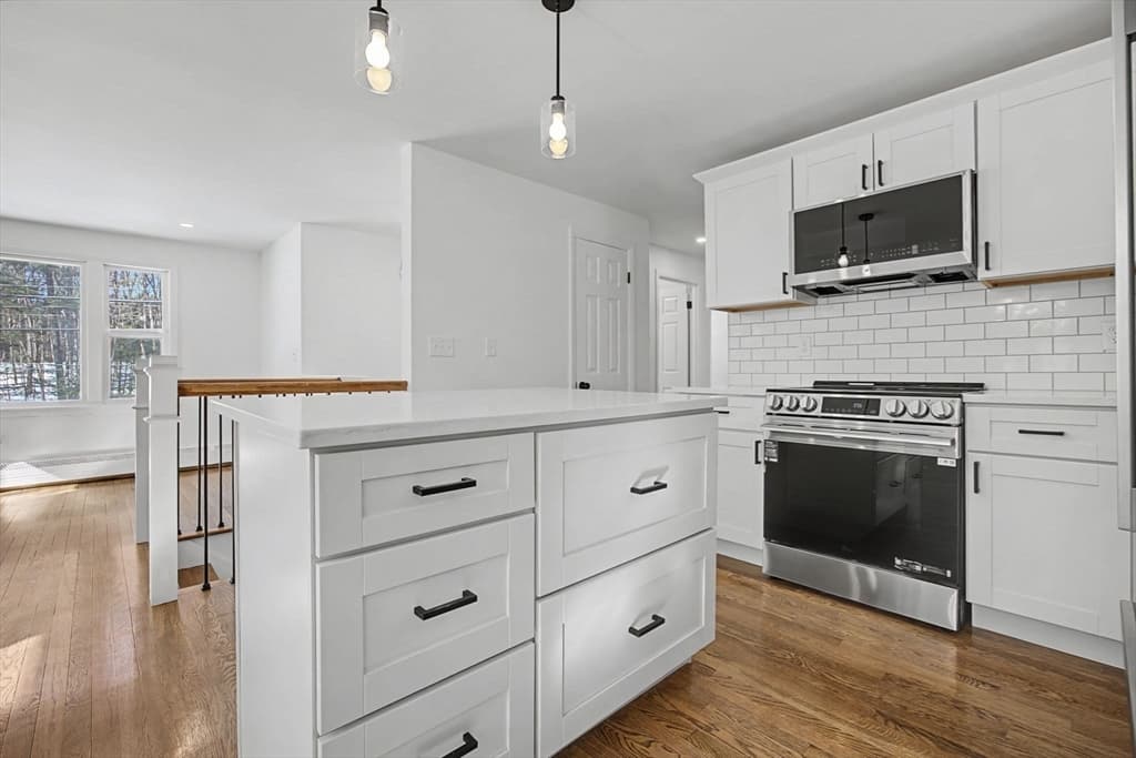 Single Family Residence at 12 Davis Road, Merrimack NH 03054, Merrimack, photo 9 of 31