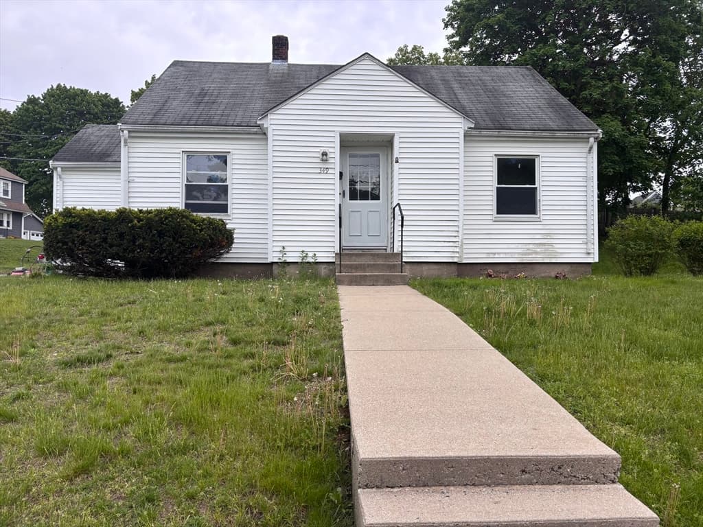 349 Oak St, Clinton MA 01510