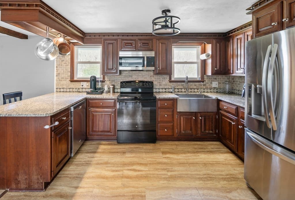 Single Family Residence at 118 North St, Grafton MA 01519, photo 7 of 29