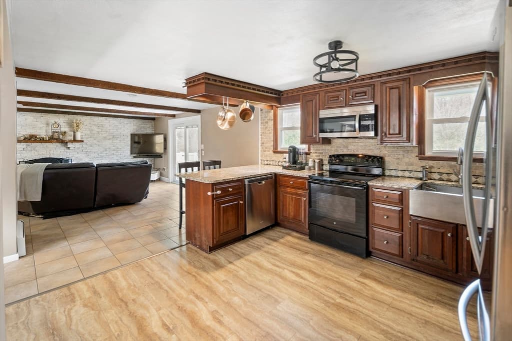 Single Family Residence at 118 North St, Grafton MA 01519, photo 9 of 29