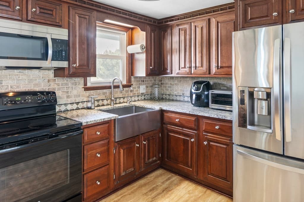 Single Family Residence at 118 North St, Grafton MA 01519, photo 8 of 29
