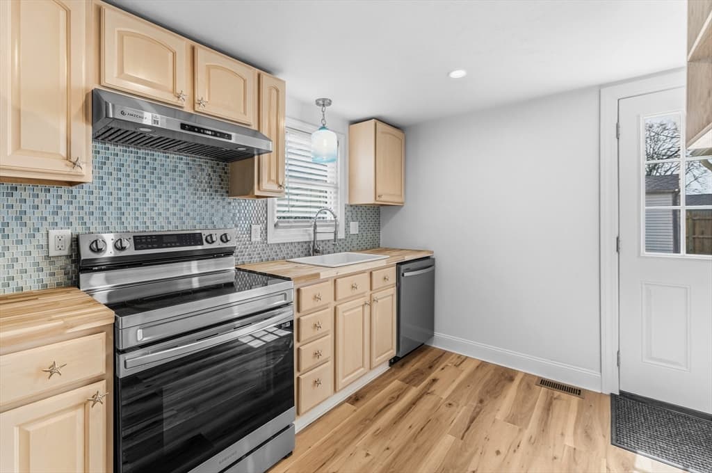 8 Cottage St, Wareham MA 02571 photo 6