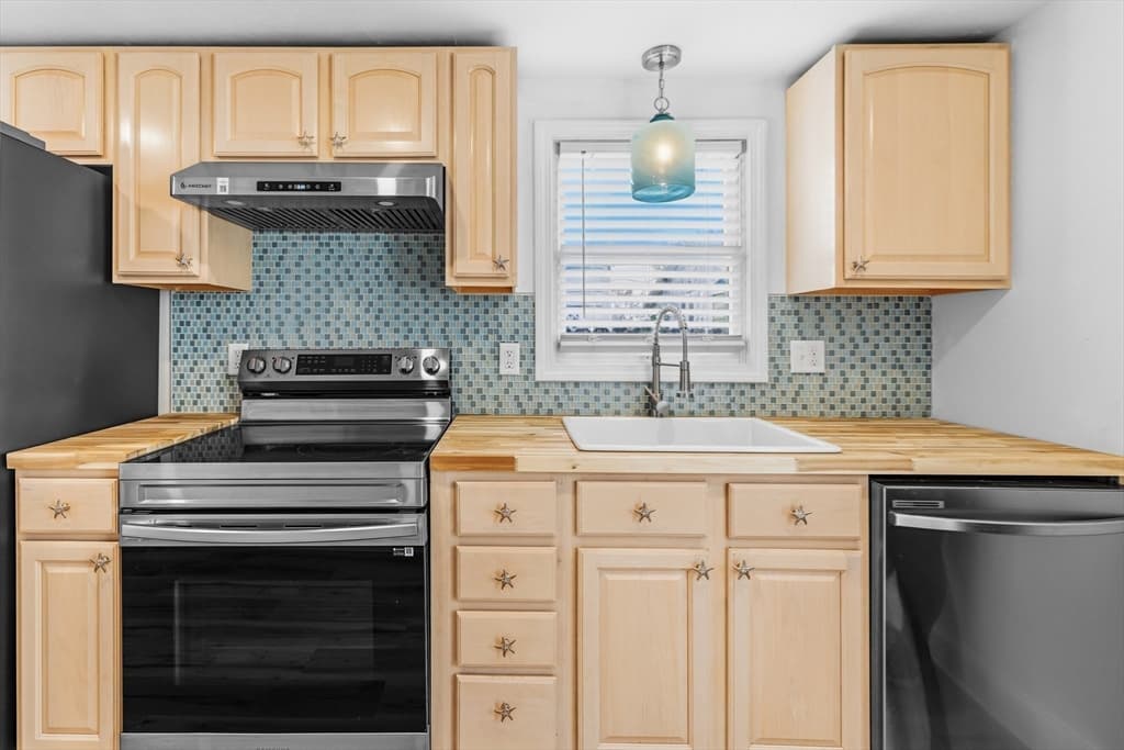 8 Cottage St, Wareham MA 02571 photo 7