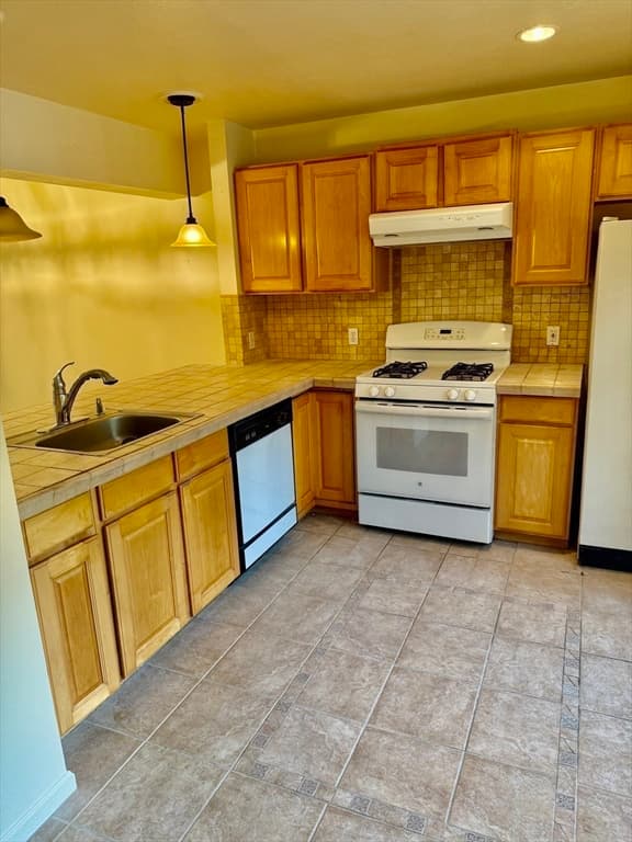 Condominium at 6 Lilac Court # 6, Hopkinton MA 01748, Hopkinton, photo 3 of 21