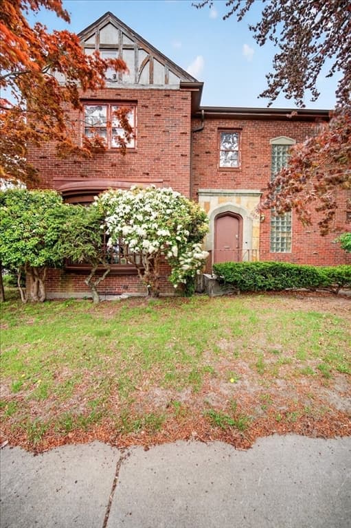 1800 Robeson St, Fall River MA 02720