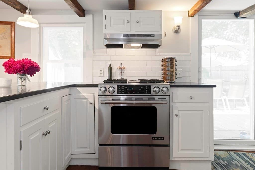 Single Family Residence at 54 Ashland St, Newburyport MA 01950, photo 2 of 33