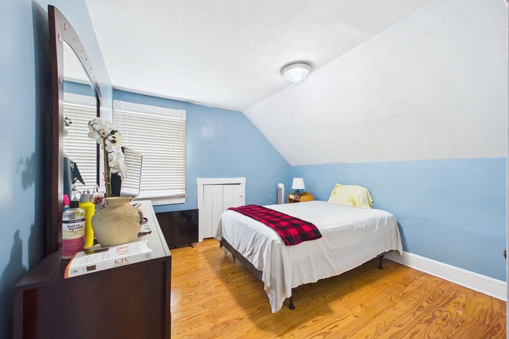 Single Family Residence at 34 Sherman St, New Bedford MA 02740, photo 10 of 19