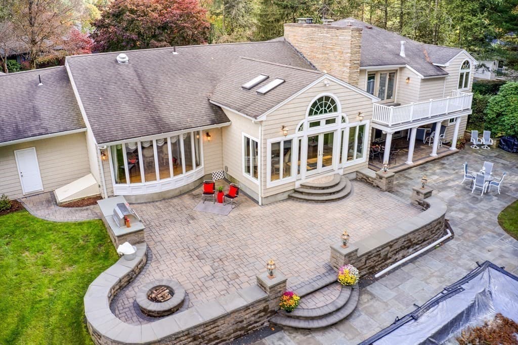 Single Family Residence at 186 Tanglewood Drive, Longmeadow MA 01106, photo 2 of 42