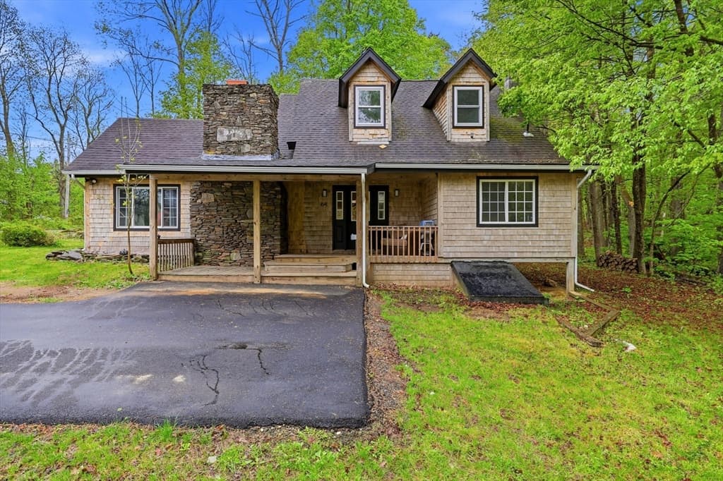 64 S Cottage Rd, Holland MA 01521