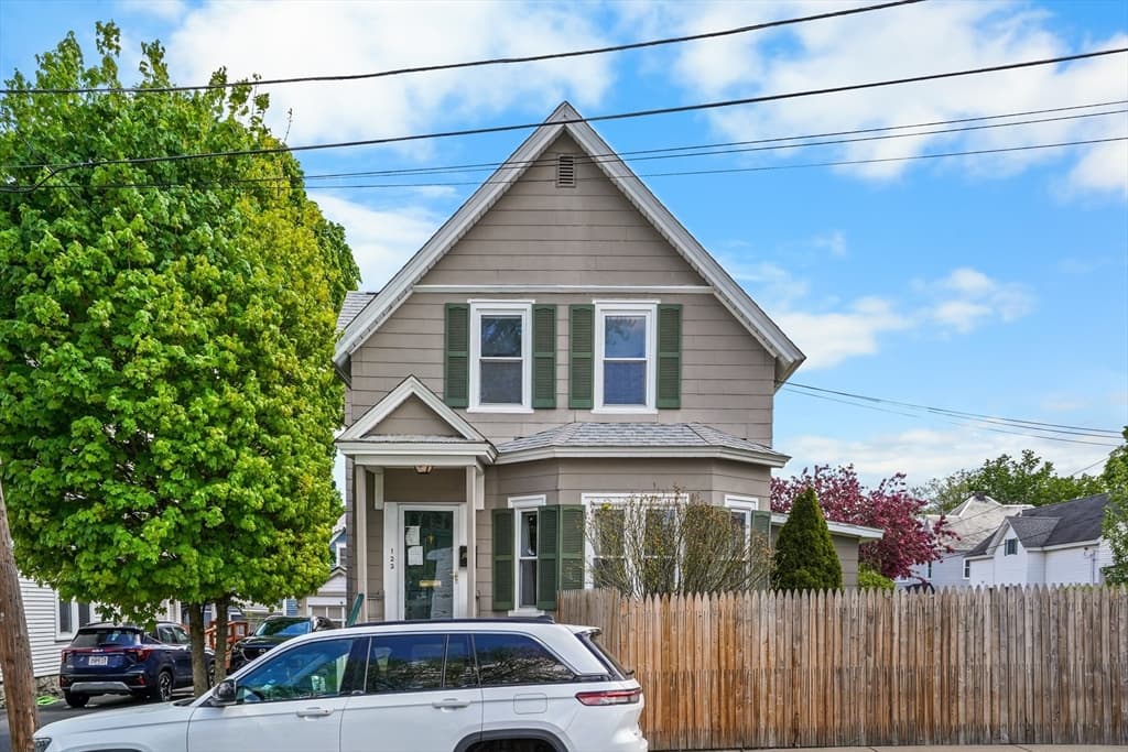 122 S Walker St, Lowell MA 01851 photo 3