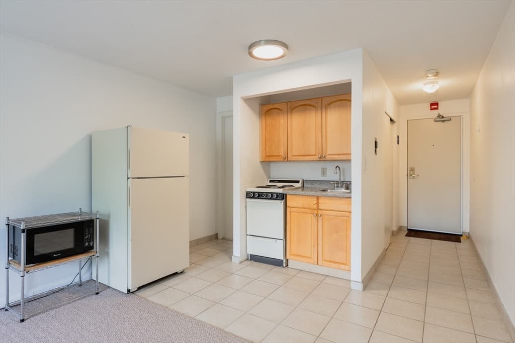 Condominium at 32 Whites Ave, Watertown MA 02472, Watertown, photo 2 of 17