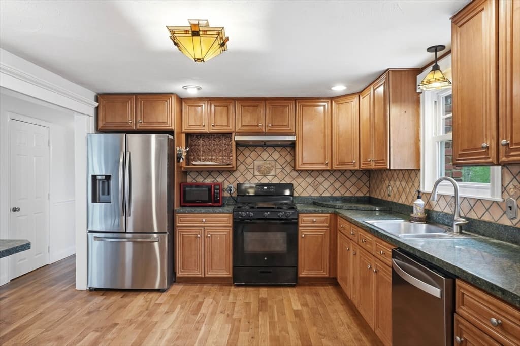 Single Family Residence at 47 Tanglewood Dr, Scituate MA 02066, photo 6 of 28