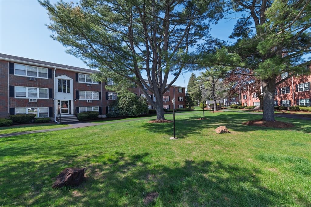 Condominium at 2 Tara Dr # 11, Weymouth MA 02188, Weymouth, photo 2 of 9