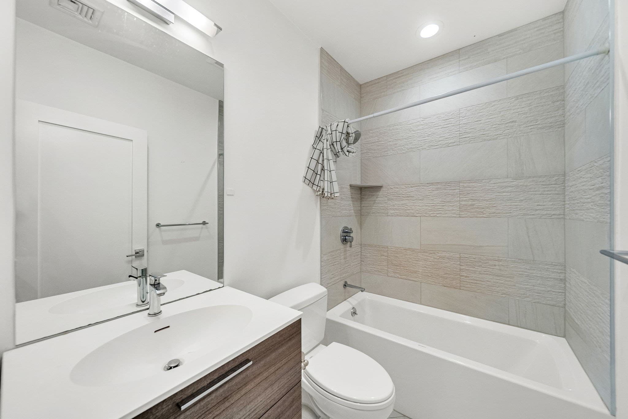 Condominium at 39 A # 12, Boston MA 02127, photo 9 of 17