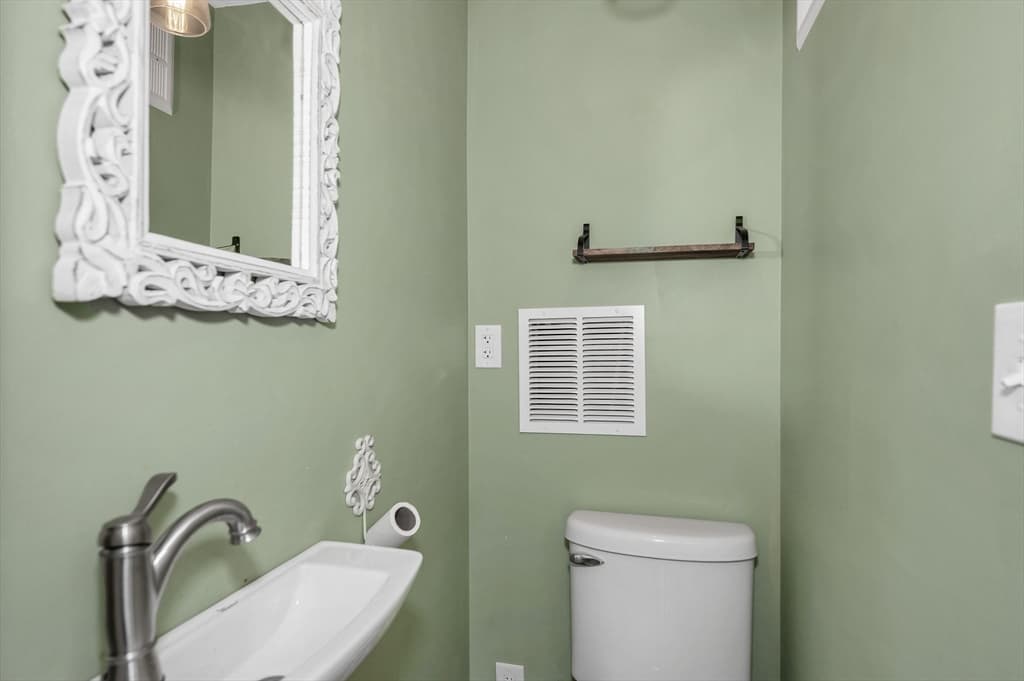 Single Family Residence at 821 Merrimack Ave, Dracut MA 01826, photo 26 of 40