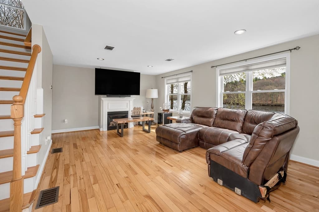 Single Family Residence at 821 Merrimack Ave, Dracut MA 01826, photo 7 of 40