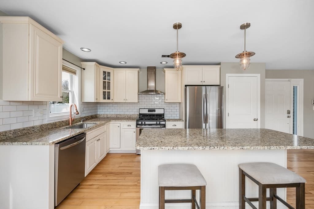 Single Family Residence at 821 Merrimack Ave, Dracut MA 01826, photo 5 of 40