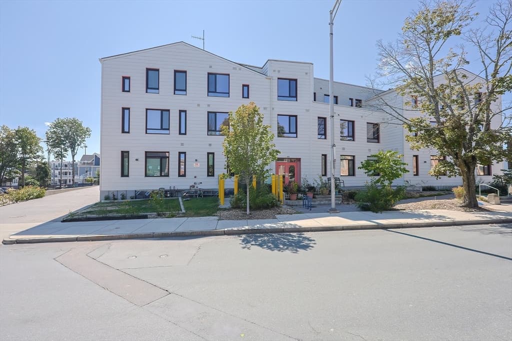 368 Pleasant St # 204, Malden MA 02148 photo 2