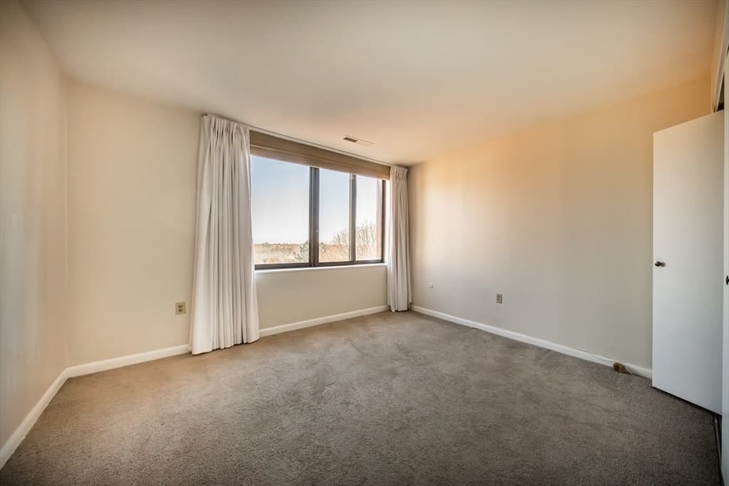 Condominium at 1002 Paradise Rd, Swampscott MA 01907, Swampscott, photo 12 of 23