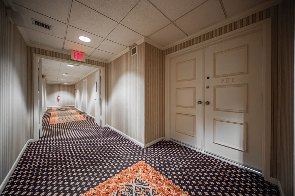 Condominium at 1002 Paradise Rd, Swampscott MA 01907, Swampscott, photo 3 of 23