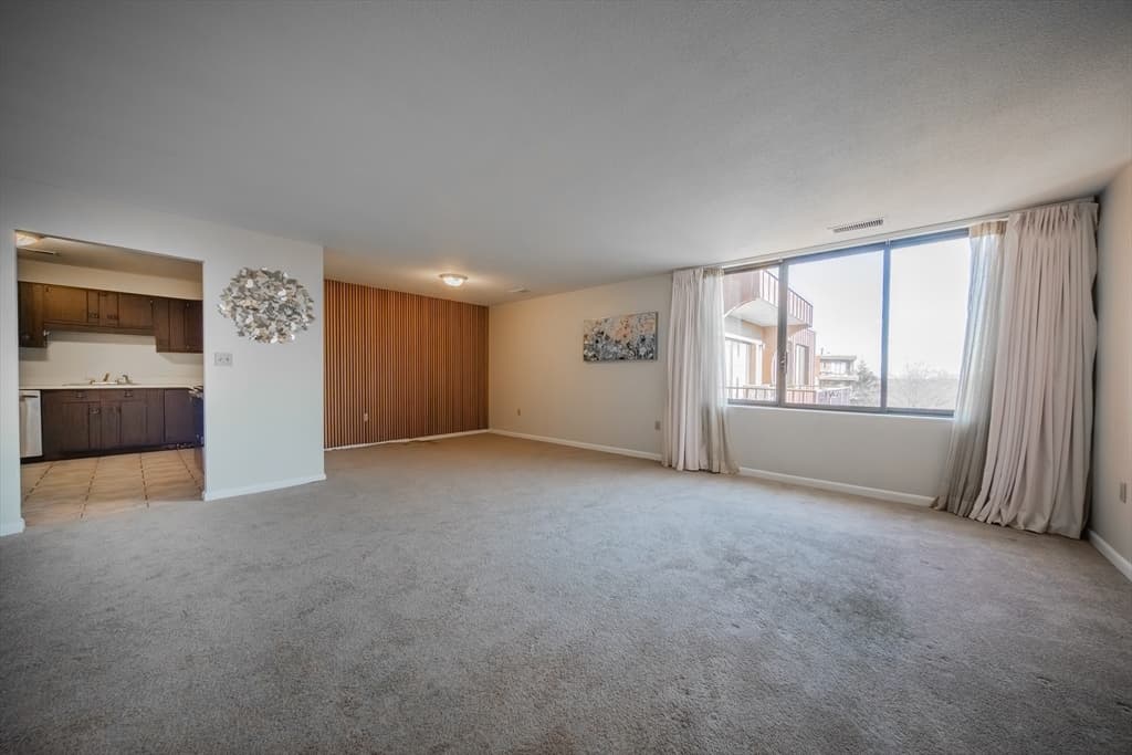 Condominium at 1002 Paradise Rd, Swampscott MA 01907, Swampscott, photo 5 of 23