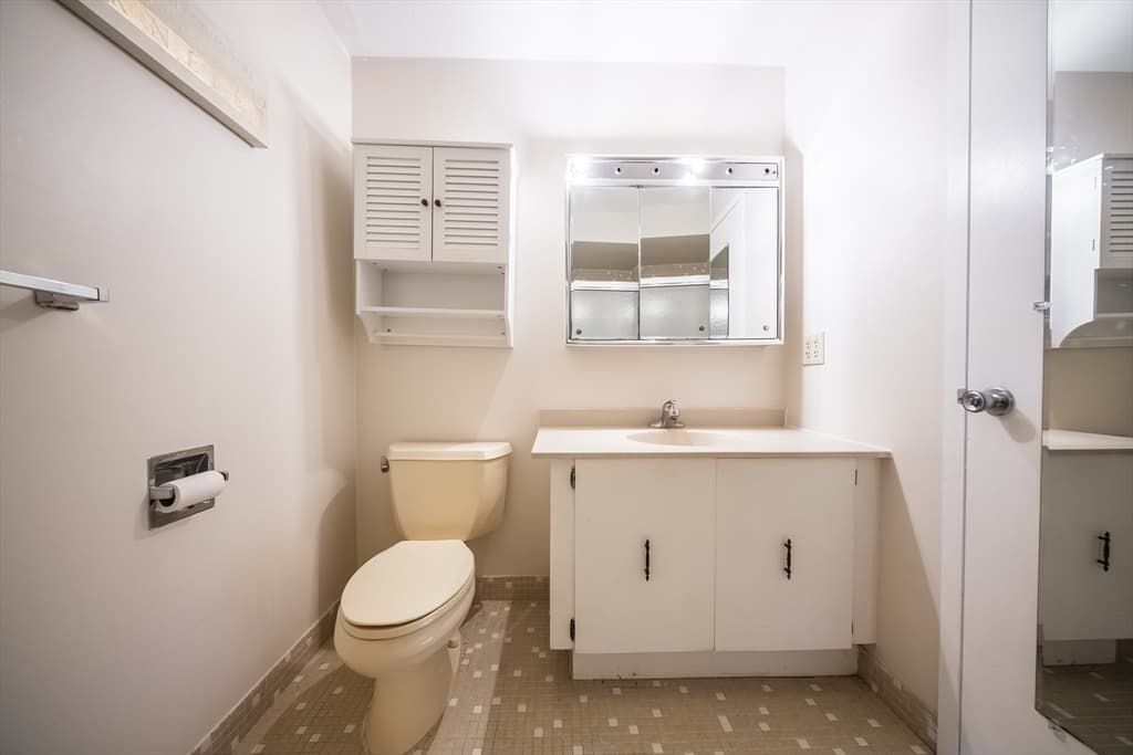 Condominium at 1002 Paradise Rd, Swampscott MA 01907, Swampscott, photo 10 of 23