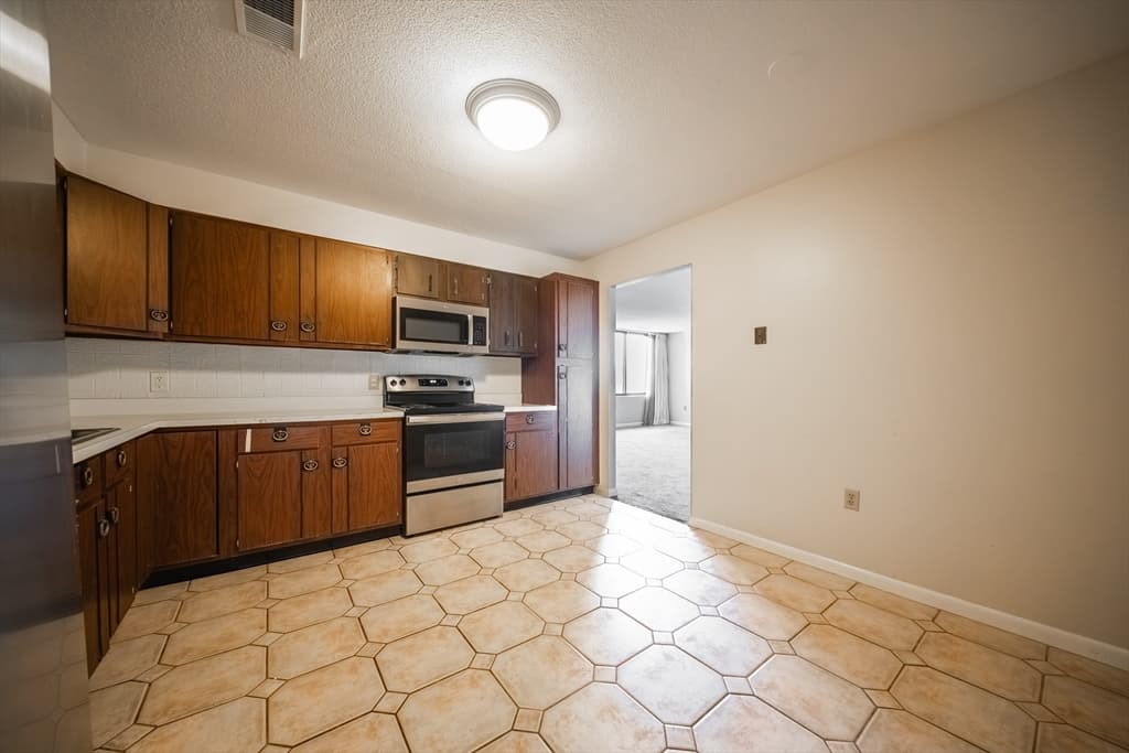 Condominium at 1002 Paradise Rd, Swampscott MA 01907, Swampscott, photo 4 of 23