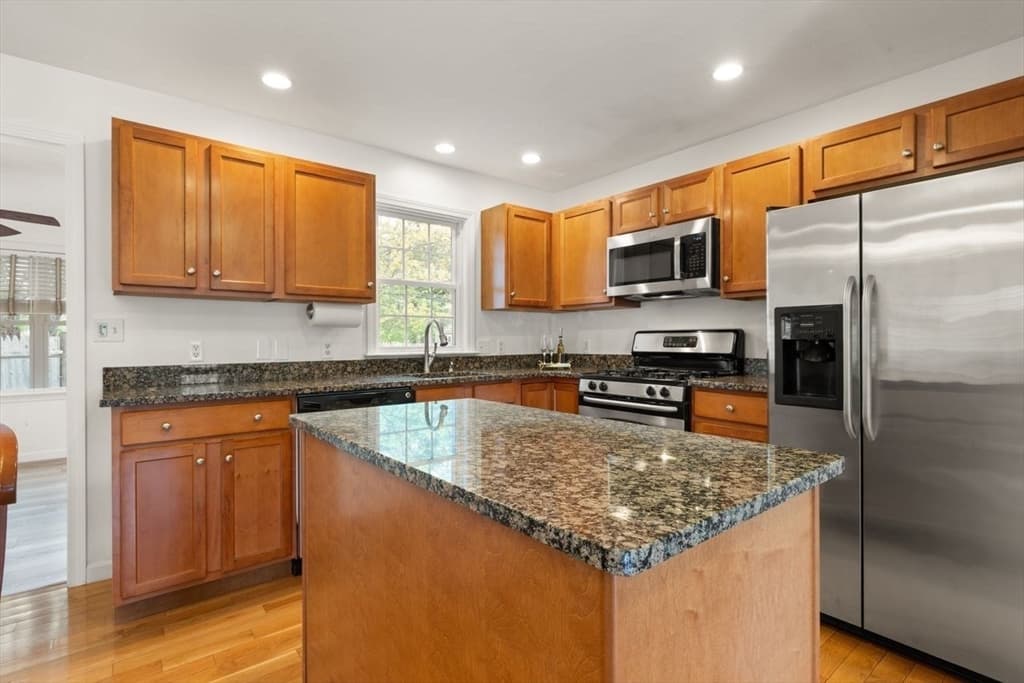 Condominium at 39 Brewster Rd # 39, Stoughton MA 02072, photo 9 of 37