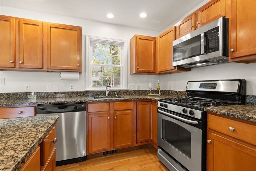 Condominium at 39 Brewster Rd # 39, Stoughton MA 02072, photo 10 of 37