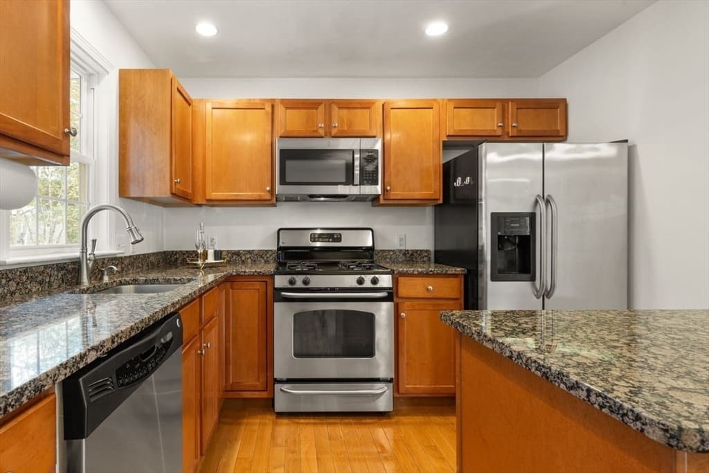 Condominium at 39 Brewster Rd # 39, Stoughton MA 02072, photo 11 of 37