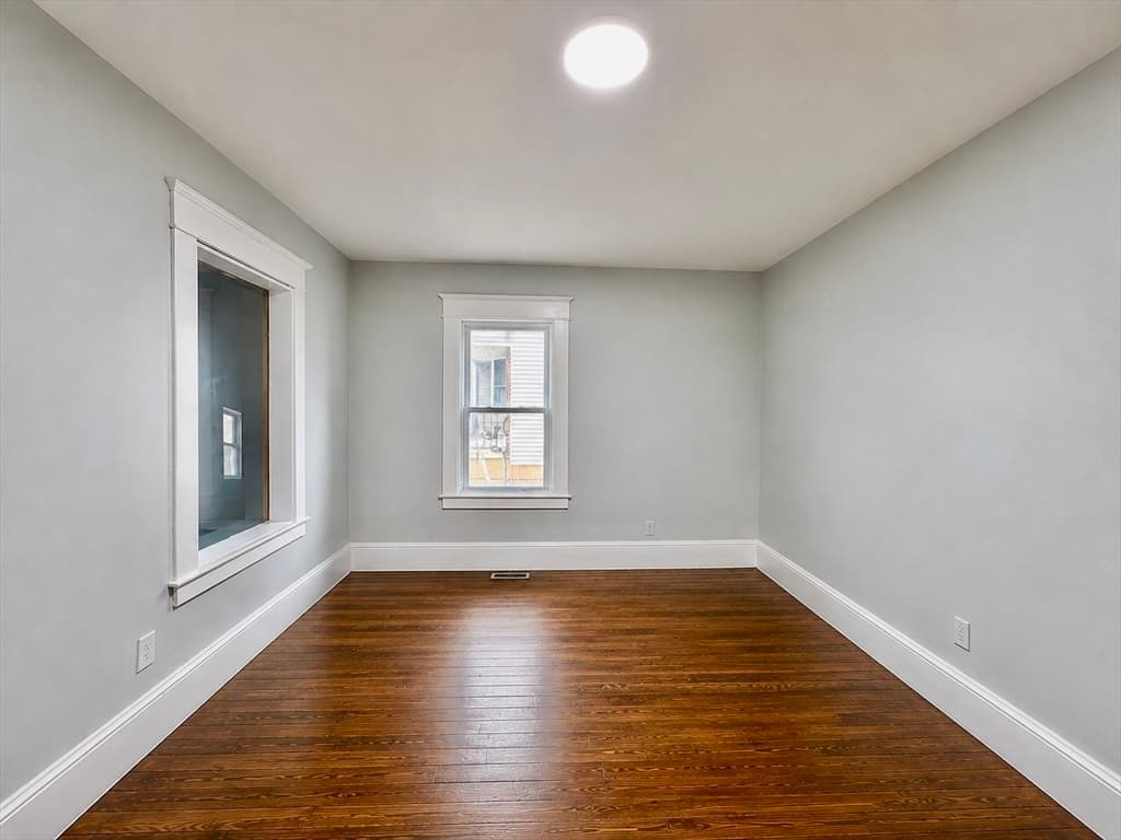 27 Loring St, Springfield MA 01105 photo 3