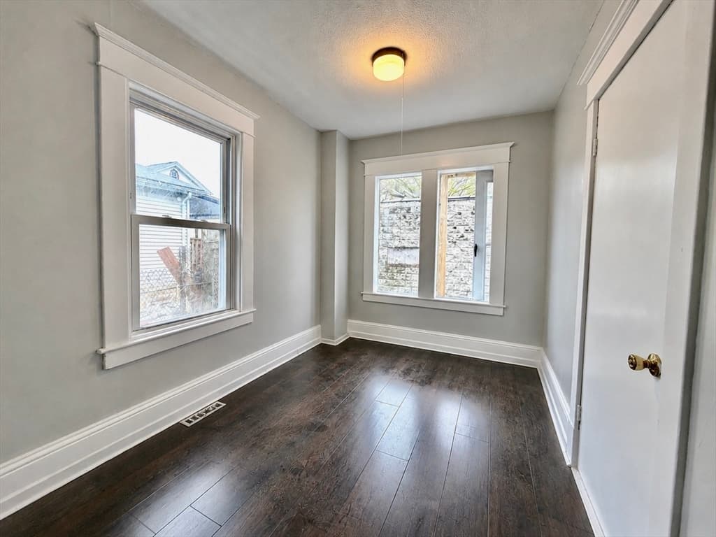 27 Loring St, Springfield MA 01105 photo 5