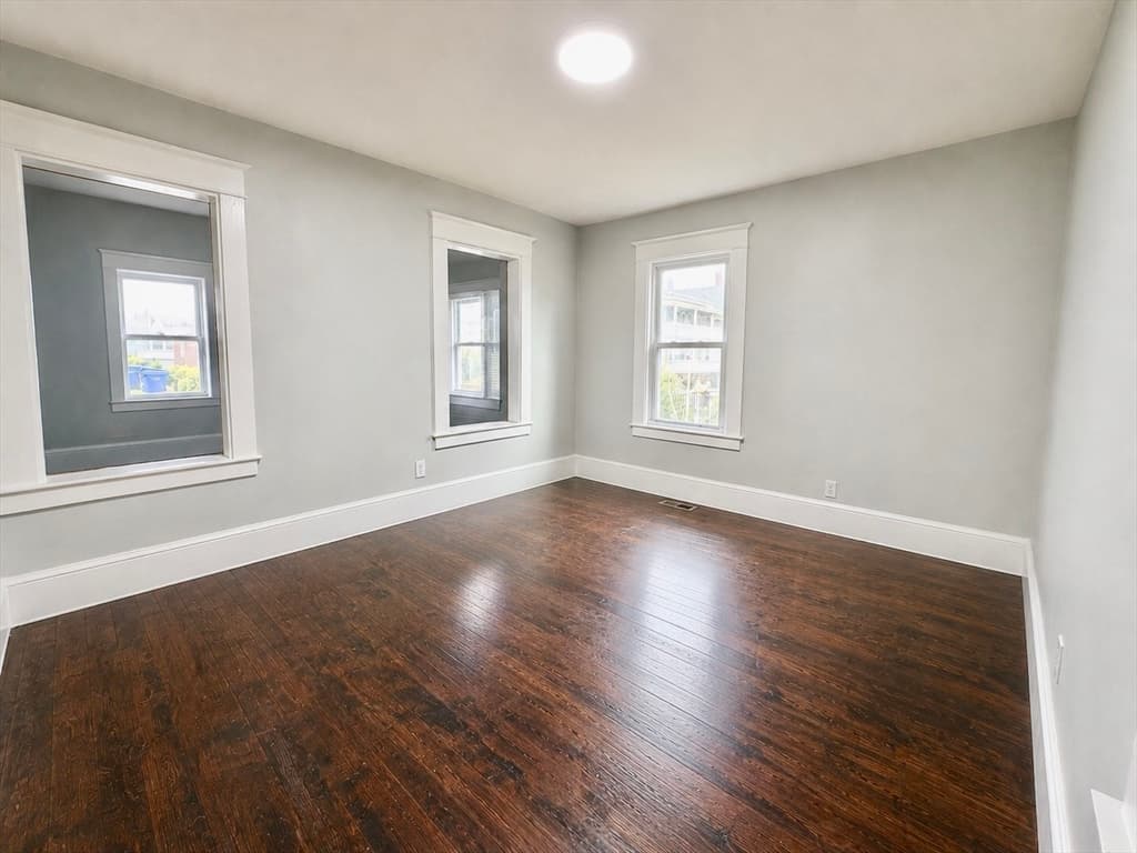 27 Loring St, Springfield MA 01105 photo 4