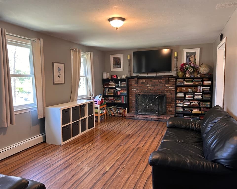 Single Family Residence at 21 Dinah's Way, Wareham MA 02571, photo 3 of 11