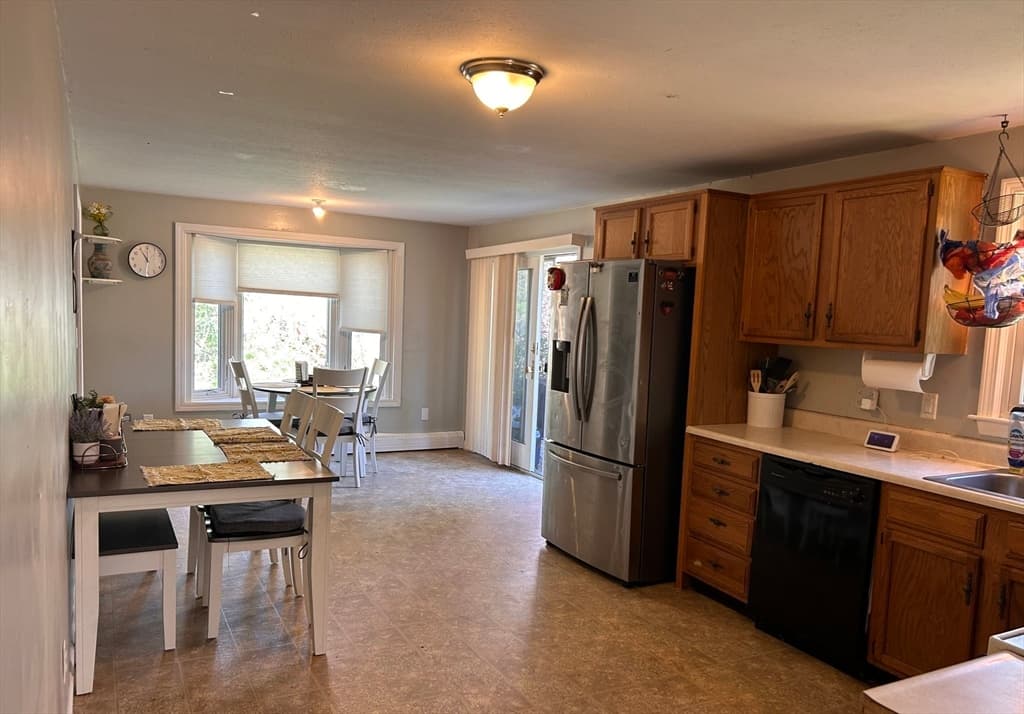 Single Family Residence at 21 Dinah's Way, Wareham MA 02571, photo 4 of 11