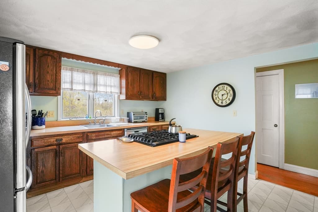 Single Family Residence at 706 Sea St, Quincy MA 02169, photo 7 of 20
