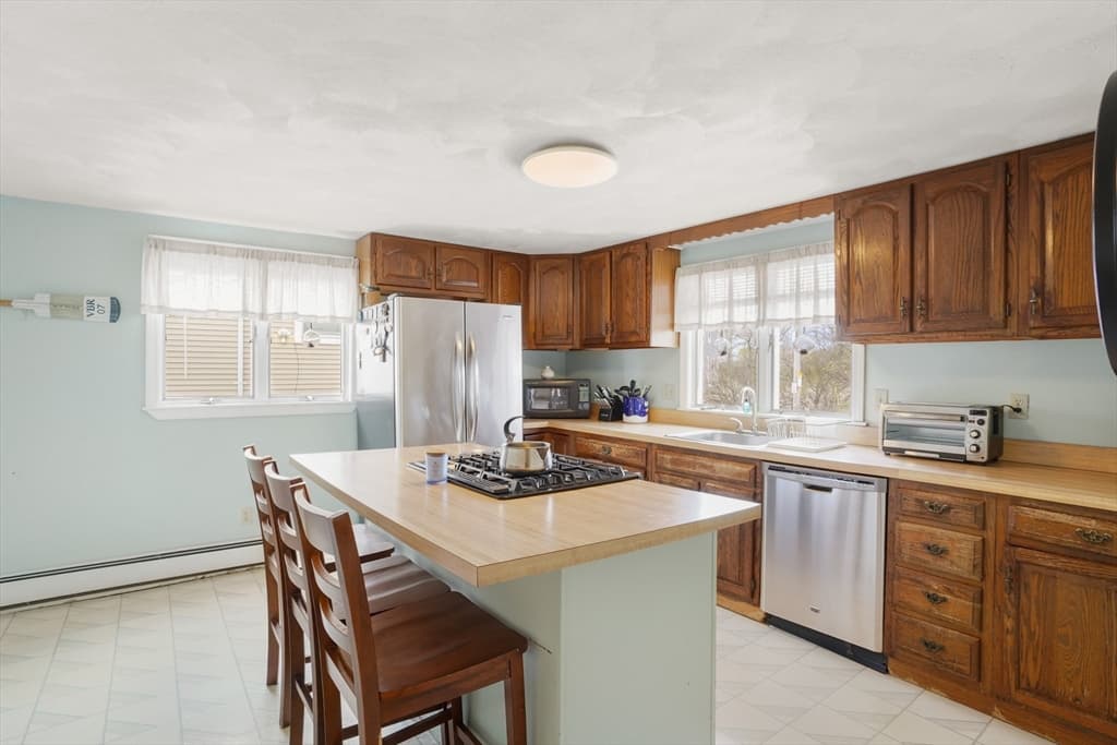 Single Family Residence at 706 Sea St, Quincy MA 02169, photo 8 of 20