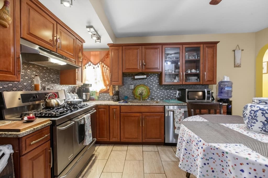 Single Family Residence at 377 Union St, Leominster MA 01453, photo 5 of 37