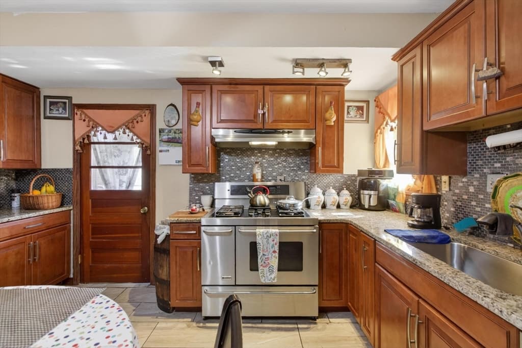Single Family Residence at 377 Union St, Leominster MA 01453, photo 4 of 37