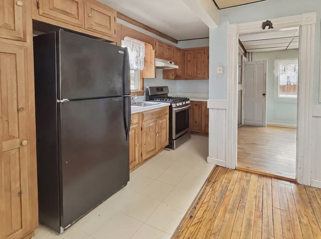 808 Grove St, Manchester NH 03103 photo 2