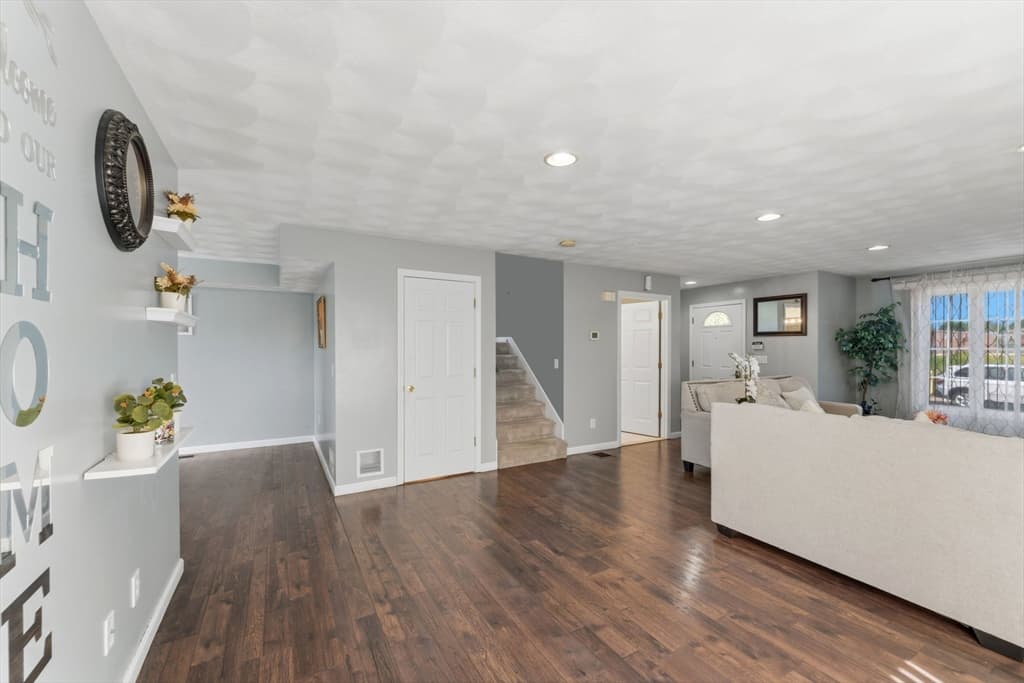 Single Family Residence at 61 Metropolitan Ave, Cranston RI 02920, photo 7 of 24