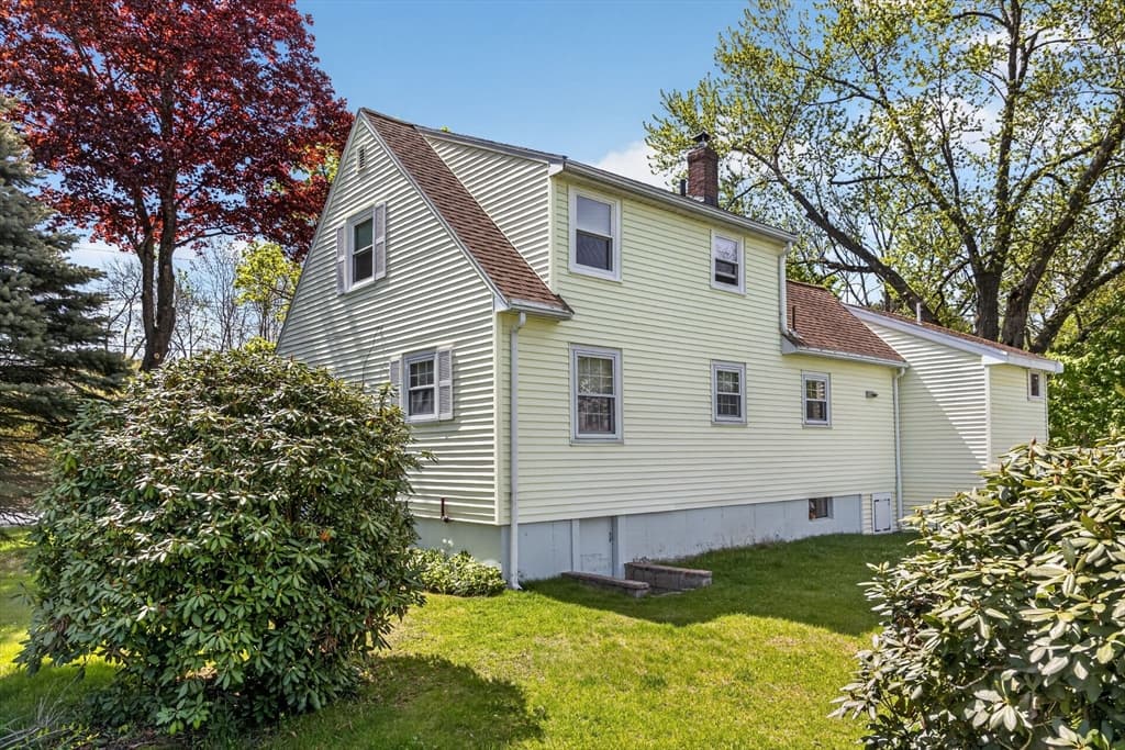 Single Family Residence at 34 Andover St, Wilmington MA 01887, photo 9 of 40