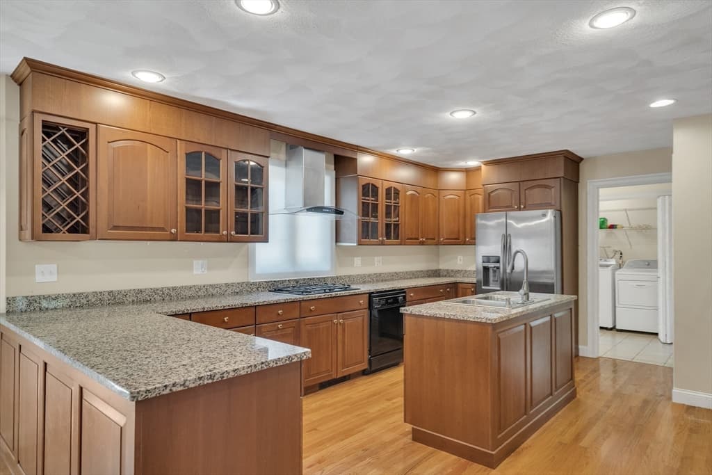 Single Family Residence at 3 Avalon Court, Methuen MA 01844, Methuen, photo 4 of 40