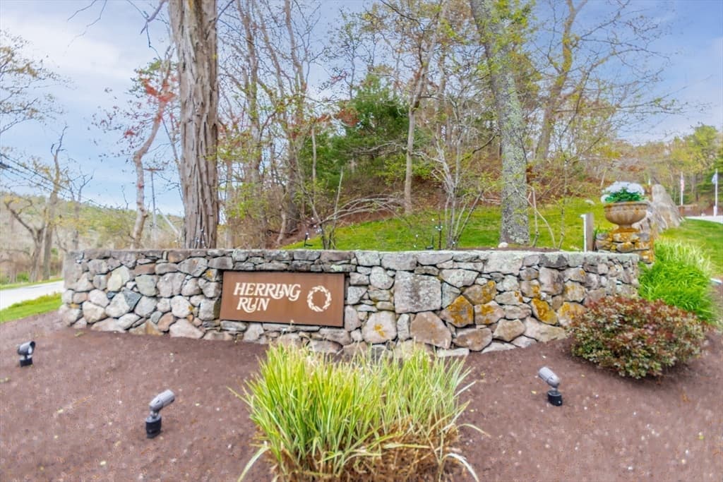 Condominium at 6 Aspen Rd # 6, Bourne MA 02532, photo 5 of 40