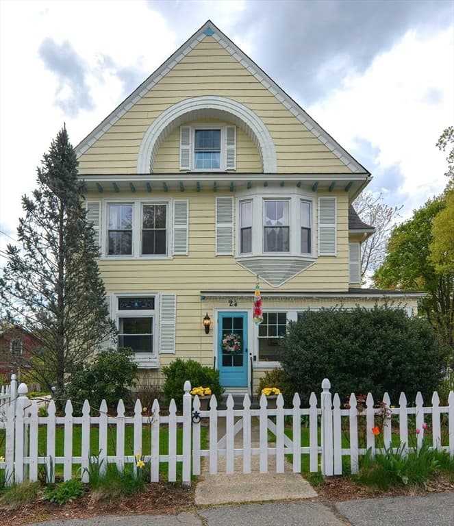 24 Main St, Upton MA 01568