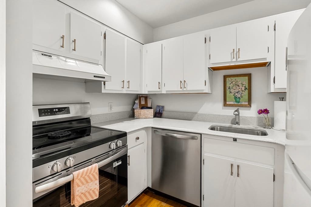 Condominium at 21 Hancock St # 3, Boston MA 02114, photo 9 of 23