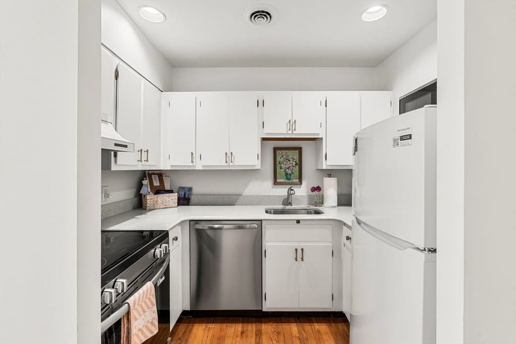 Condominium at 21 Hancock St # 3, Boston MA 02114, photo 8 of 23