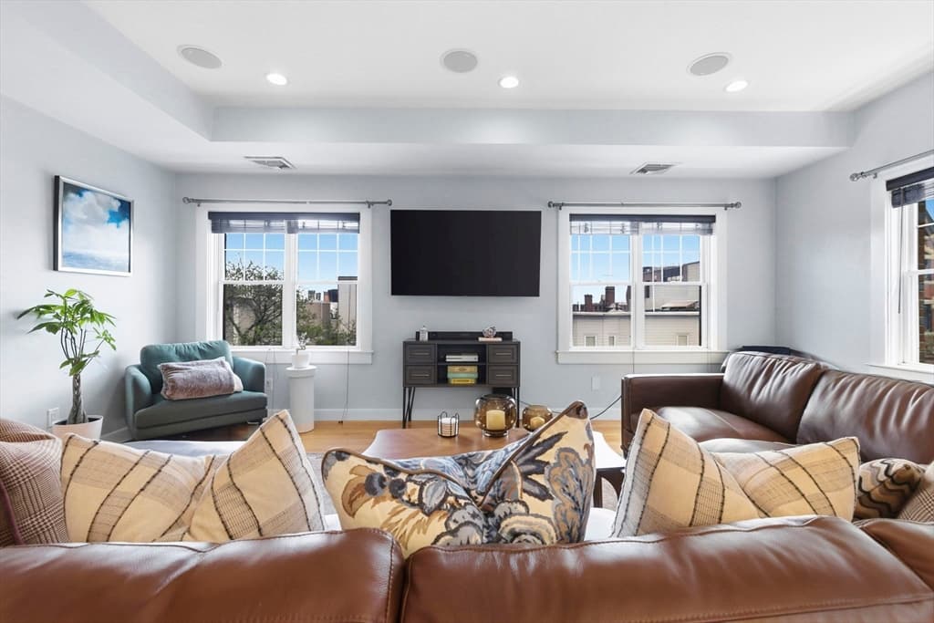Condominium at 345 W Broadway # 8, Boston MA 02127, Boston, photo 2 of 17